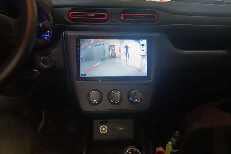 Used Dongfeng Fengon 380 2022 1.5L Luxury Edition Passenger Vehicle 5 Seats Audio And AC Panel