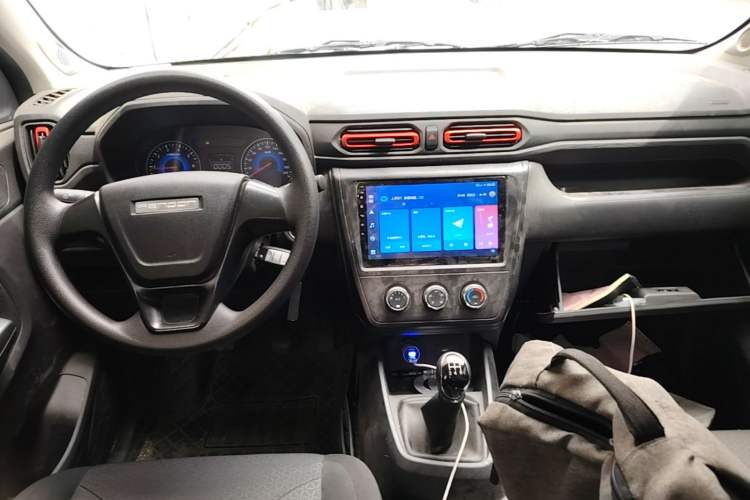 Used Dongfeng Fengon 380 2022 1.5L Luxury Edition Passenger Vehicle 5 Seats Center Console