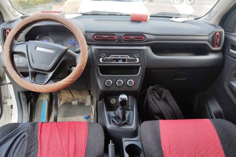 Used Dongfeng Fengon 380 2022 1.5L Standard Edition 7-Seater Passenger Vehicle Center Console