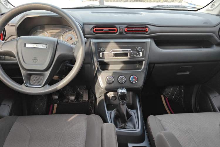 Used Dongfeng Fengon 380 2022 1.5L Comfort-Class Passenger Vehicle (Steel Spring) with 7 Seats Center Console