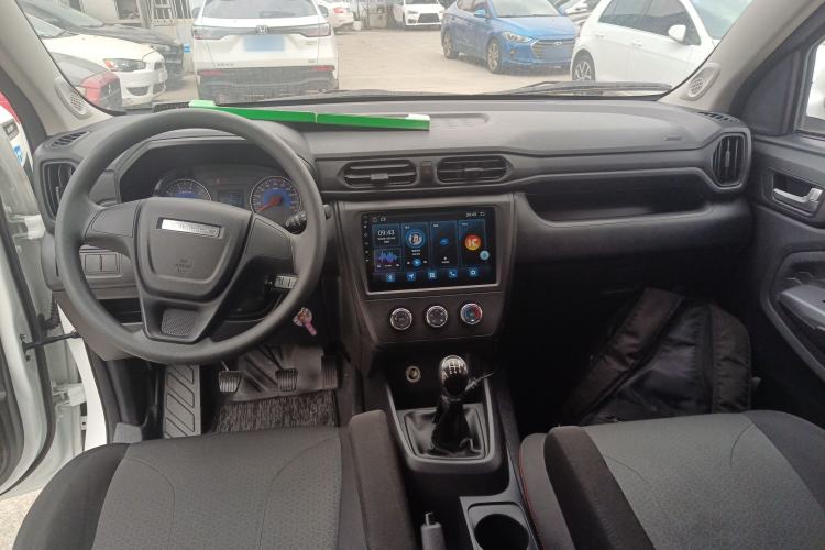 Used Dongfeng Fengon 380 2022 1.5L Comfort-Class Passenger Vehicle (Steel Spring) with 5 Seats Center Console