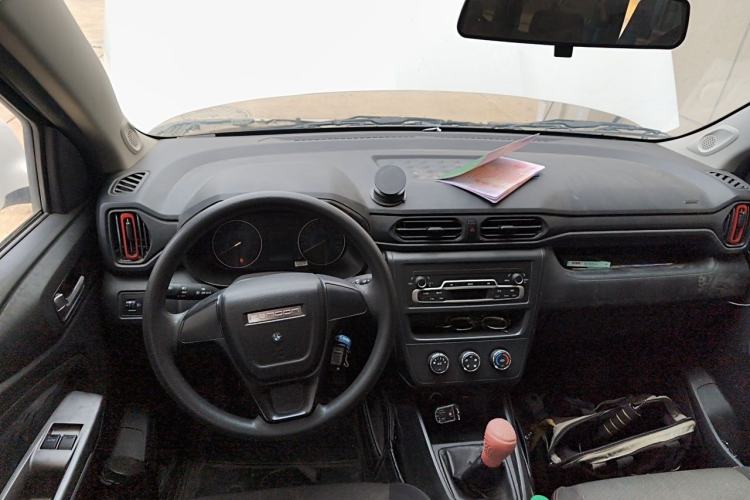 Used Dongfeng Fengon 380 2022 1.5L Comfort-Class Passenger Vehicle (Steel Spring) with 5 Seats Center Console