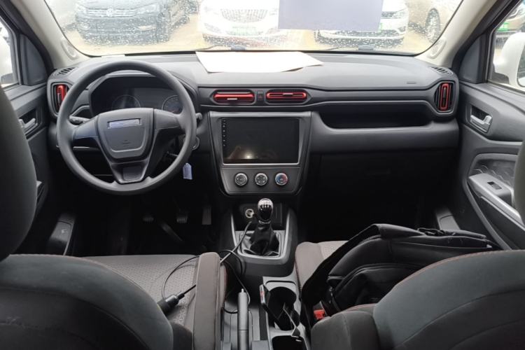 Used Dongfeng Fengon 380 2022 1.5L Comfort-Class Passenger Vehicle (Steel Spring) with 5 Seats Center Console