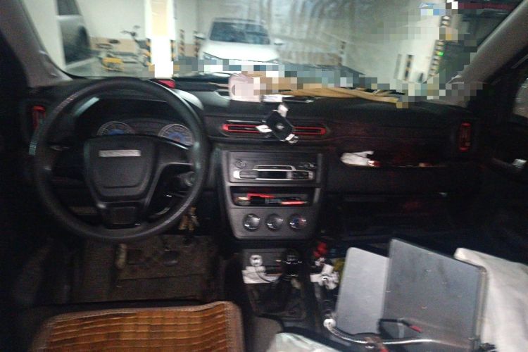 Used Dongfeng Fengon 380 2022 1.5L Comfort-Class Passenger Vehicle (Steel Spring) with 5 Seats Center Console