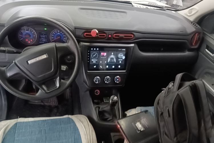 Used Dongfeng Fengon 380 2022 1.5L Standard Edition 7-Seater Passenger Vehicle Center Console