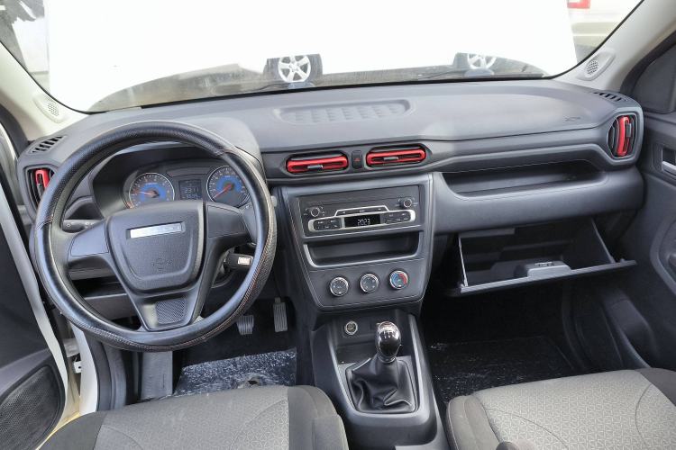 Used Dongfeng Fengon 380 2022 1.5L Comfort-Class Passenger Vehicle (Steel Spring) with 5 Seats Center Console