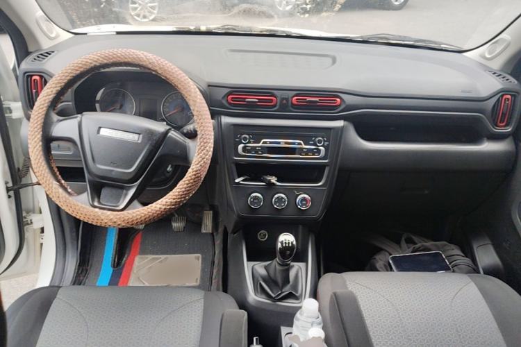Used Dongfeng Fengon 380 2022 1.5L Standard Edition 7-Seater Passenger Vehicle Center Console