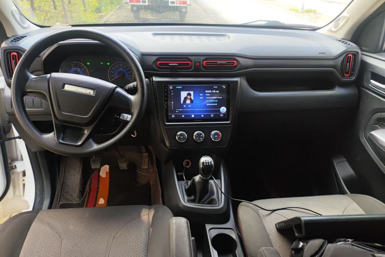 Used Dongfeng Fengon 380 2022 1.5L Standard Edition 7-Seater Passenger Vehicle Center Console