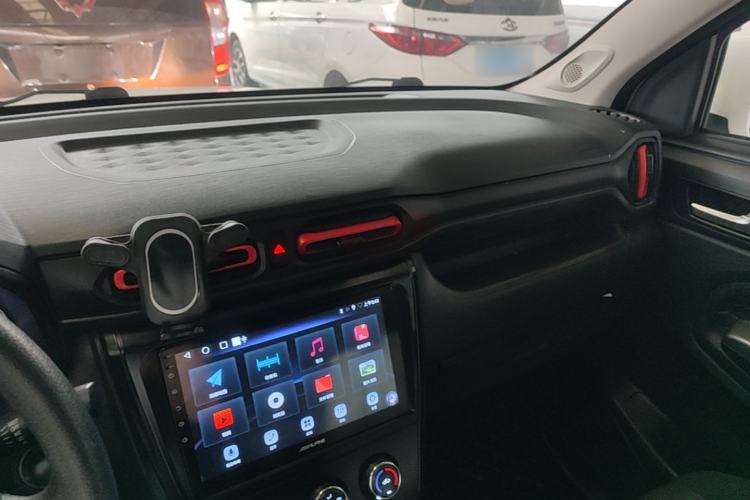 Used Dongfeng Fengon 380 2022 1.5L Standard Edition 7-Seater Passenger Vehicle Center Console