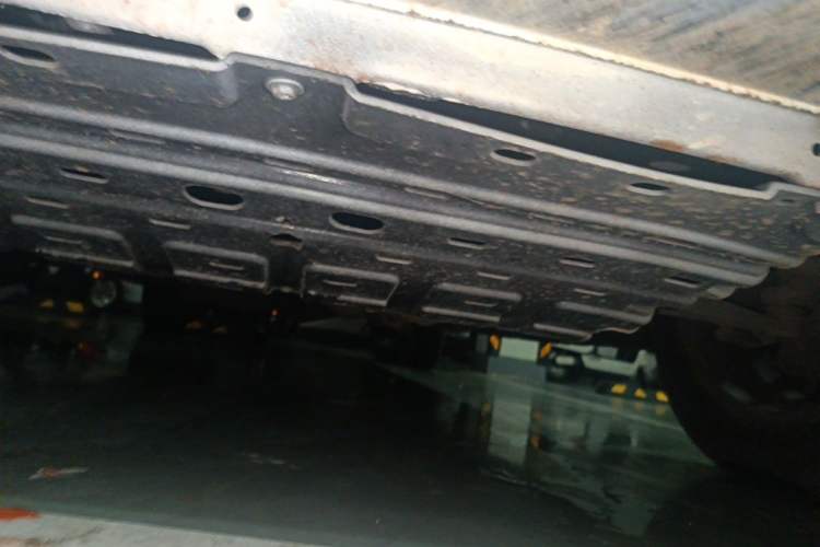 Used Dongfeng Fengon 380 2022 1.5L Comfort-Class Passenger Vehicle (Steel Spring) with 5 Seats Chassis Front