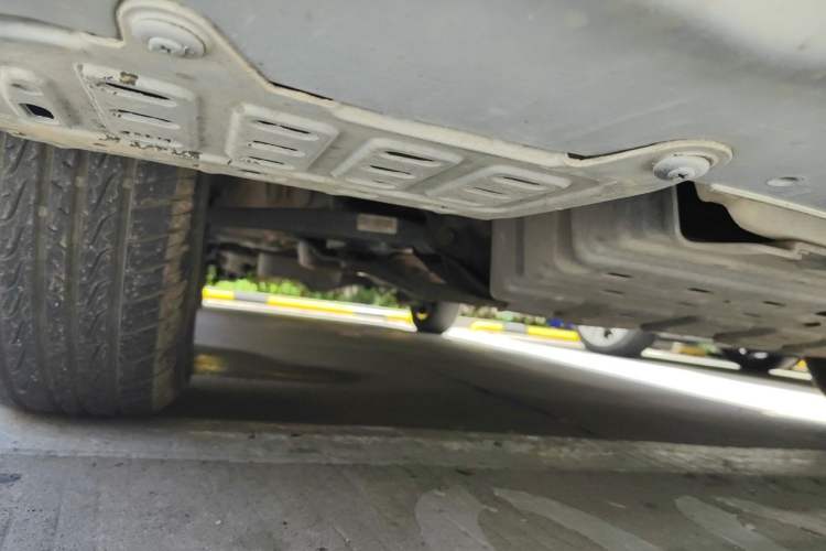 Used Dongfeng Fengon 380 2022 1.5L Comfort-Class Passenger Vehicle (Spiral Spring) – 5 Seats Chassis Front Right