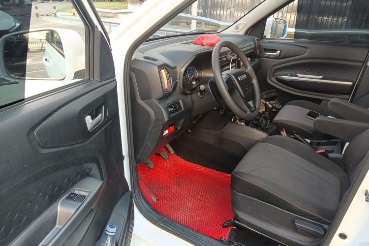 Used Dongfeng Fengon 380 2022 1.5L Comfort-Class Passenger Vehicle (Steel Spring) with 7 Seats Driver Seat