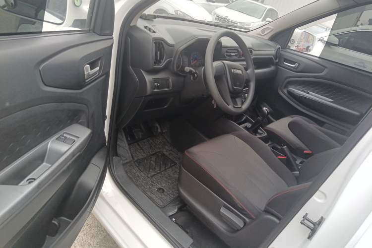 Used Dongfeng Fengon 380 2022 1.5L Comfort-Class Passenger Vehicle (Steel Spring) with 5 Seats Driver Seat