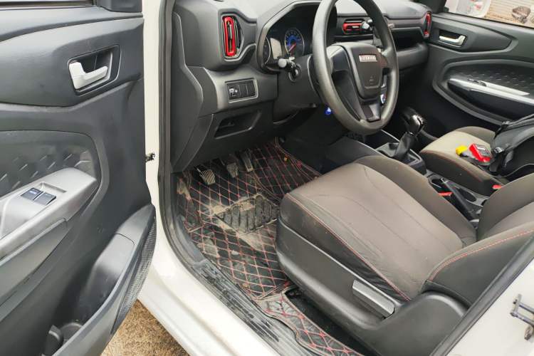 Used Dongfeng Fengon 380 2022 1.5L Comfort-Class Passenger Vehicle (Steel Spring) with 7 Seats Driver Seat