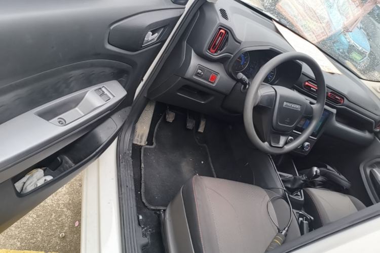 Used Dongfeng Fengon 380 2022 1.5L Comfort-Class Passenger Vehicle (Steel Spring) with 5 Seats Driver Seat