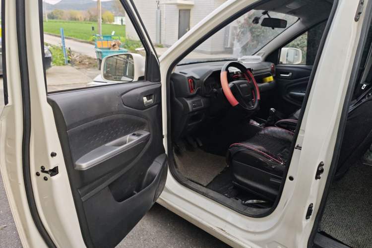 Used Dongfeng Fengon 380 2022 1.5L Comfort-Class Passenger Vehicle (Steel Spring) with 5 Seats Driver Seat