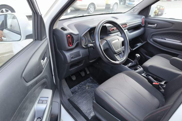 Used Dongfeng Fengon 380 2022 1.5L Comfort-Class Passenger Vehicle (Steel Spring) with 5 Seats Driver Seat