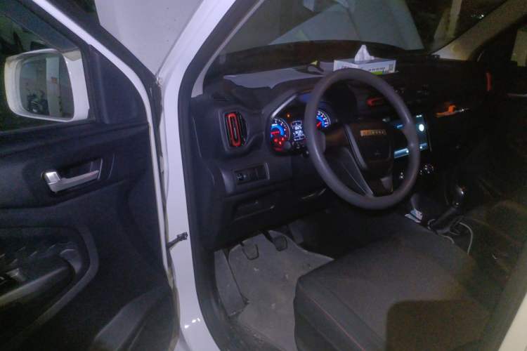 Used Dongfeng Fengon 380 2022 1.5L Comfort-Class Passenger Vehicle (Spiral Spring) – 7 Seats Driver Seat