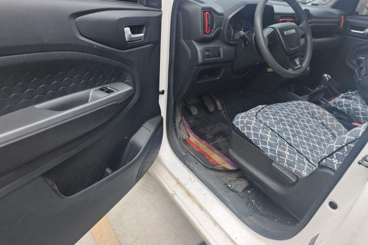 Used Dongfeng Fengon 380 2022 1.5L Comfort-Class Passenger Vehicle (Spiral Spring) – 7 Seats Driver Seat