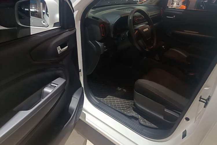 Used Dongfeng Fengon 380 2022 1.5L Luxury Edition Passenger Vehicle 5 Seats Driver Seat