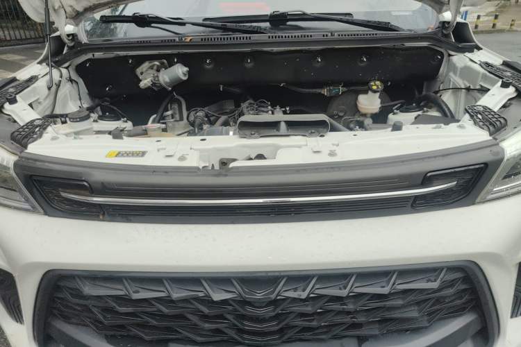 Used Dongfeng Fengon 380 2022 1.5L Comfort-Class Passenger Vehicle (Steel Spring) with 7 Seats Engine Bay