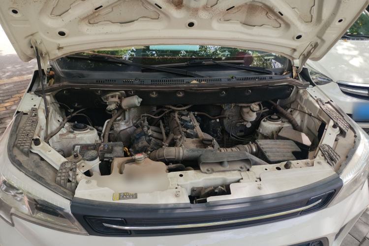 Used Dongfeng Fengon 380 2022 1.5L Comfort-Class Passenger Vehicle (Steel Spring) with 5 Seats Engine Bay