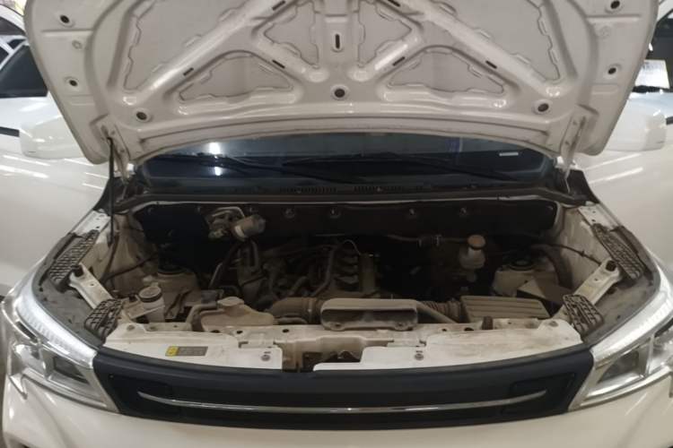 Used Dongfeng Fengon 380 2022 1.5L Comfort-Class Passenger Vehicle (Steel Spring) with 7 Seats Engine Bay