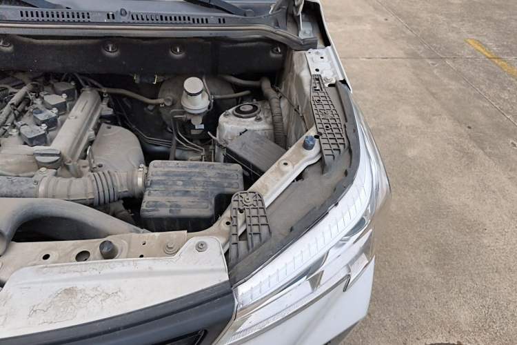 Used Dongfeng Fengon 380 2022 1.5L Comfort-Class Passenger Vehicle (Steel Spring) with 5 Seats Engine Bay Left