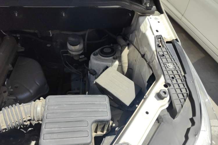 Used Dongfeng Fengon 380 2022 1.5L Comfort-Class Passenger Vehicle (Spiral Spring) – 5 Seats Engine Bay Left