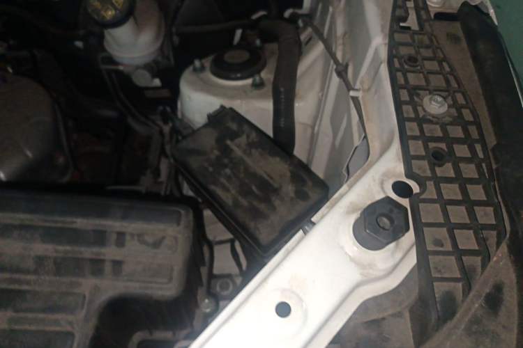 Used Dongfeng Fengon 380 2022 1.5L Comfort-Class Passenger Vehicle (Steel Spring) with 5 Seats Engine Bay Left