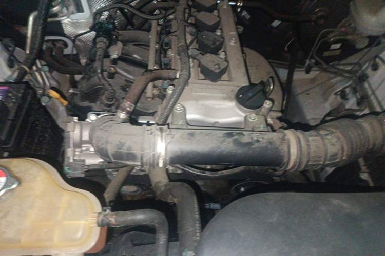 Used Dongfeng Fengon 380 2022 1.5L Comfort-Class Passenger Vehicle (Steel Spring) with 5 Seats Engine Bay
