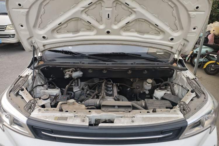 Used Dongfeng Fengon 380 2022 1.5L Comfort-Class Passenger Vehicle (Steel Spring) with 5 Seats Engine Bay