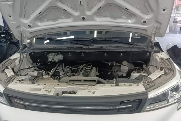 Used Dongfeng Fengon 380 2022 1.5L Standard Edition 7-Seater Passenger Vehicle Engine Bay