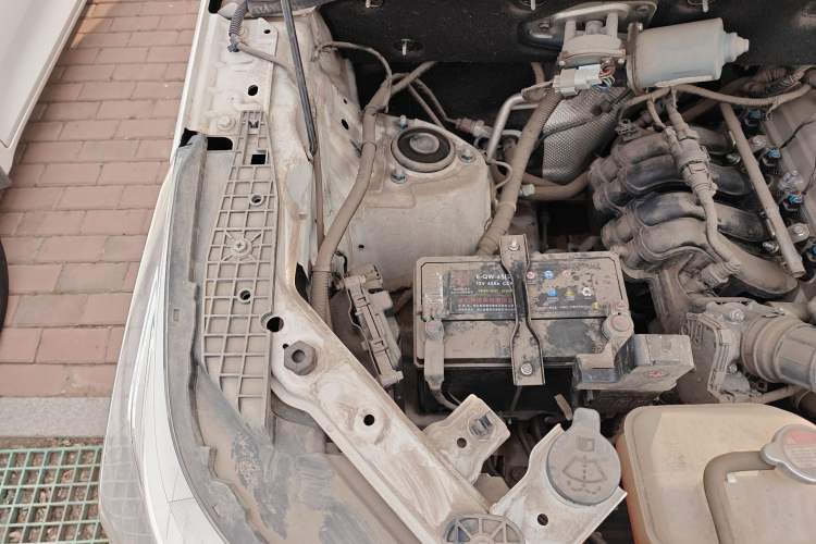 Used Dongfeng Fengon 380 2022 1.5L Comfort-Class Passenger Vehicle (Steel Spring) with 7 Seats Engine Bay Right
