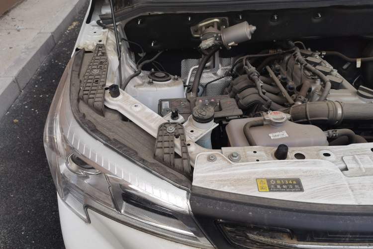 Used Dongfeng Fengon 380 2022 1.5L Comfort-Class Passenger Vehicle (Steel Spring) with 7 Seats Engine Bay Right