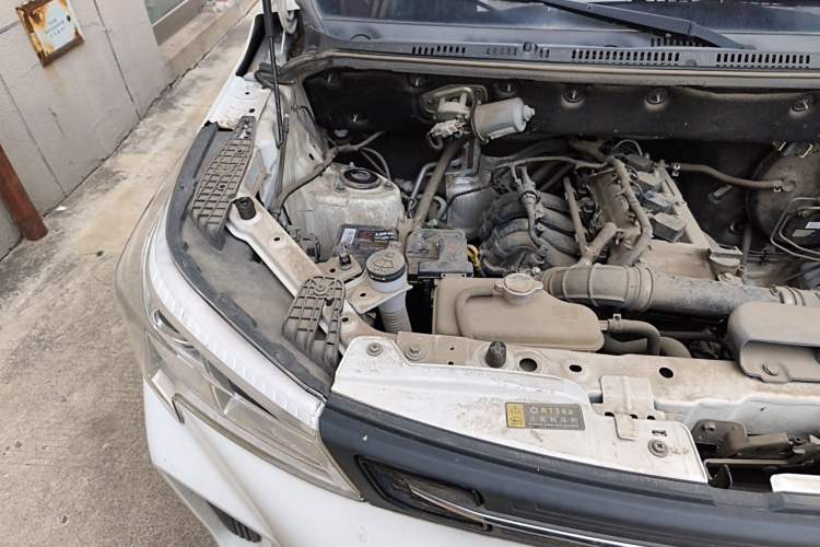 Used Dongfeng Fengon 380 2022 1.5L Comfort-Class Passenger Vehicle (Steel Spring) with 5 Seats Engine Bay Right