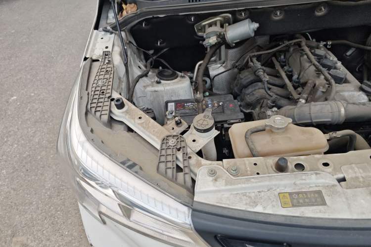 Used Dongfeng Fengon 380 2022 1.5L Comfort-Class Passenger Vehicle (Steel Spring) with 5 Seats Engine Bay Right
