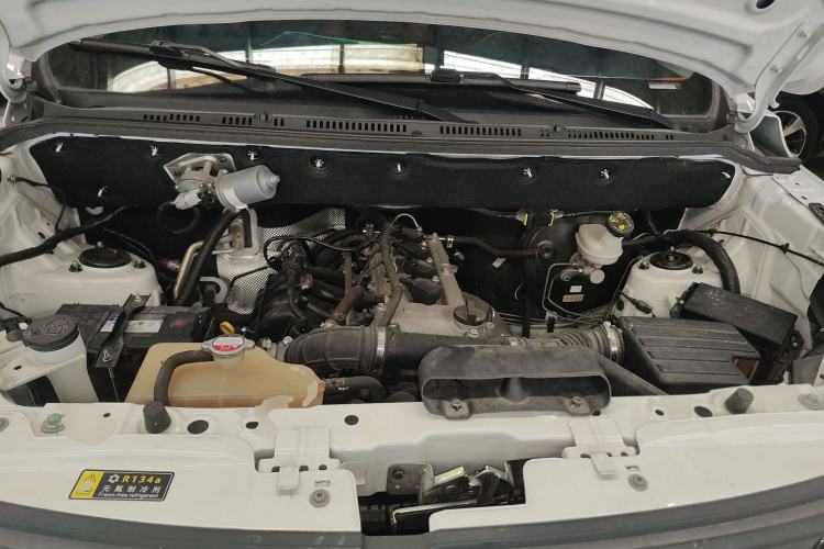 Used Dongfeng Fengon 380 2022 1.5L Comfort-Class Passenger Vehicle (Steel Spring) with 7 Seats Engine Bay
