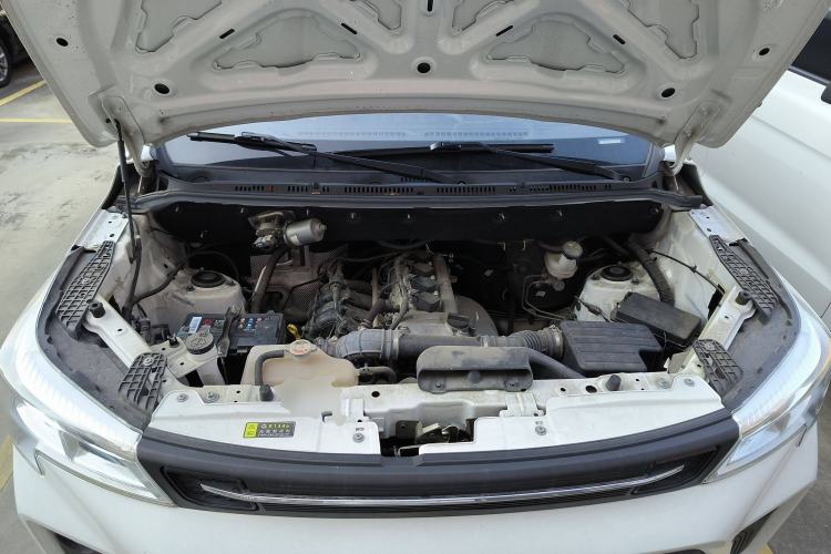 Used Dongfeng Fengon 380 2022 1.5L Comfort-Class Passenger Vehicle (Steel Spring) with 5 Seats Engine Bay