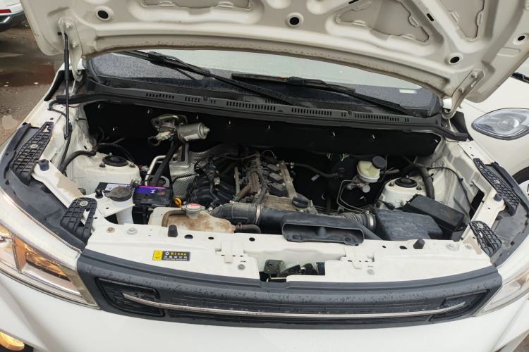 Used Dongfeng Fengon 380 2022 1.5L Comfort-Class Passenger Vehicle (Steel Spring) with 7 Seats Engine Bay