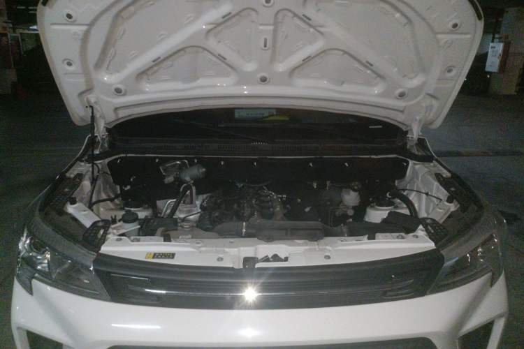 Used Dongfeng Fengon 380 2022 1.5L Comfort-Class Passenger Vehicle (Spiral Spring) – 7 Seats Engine Bay