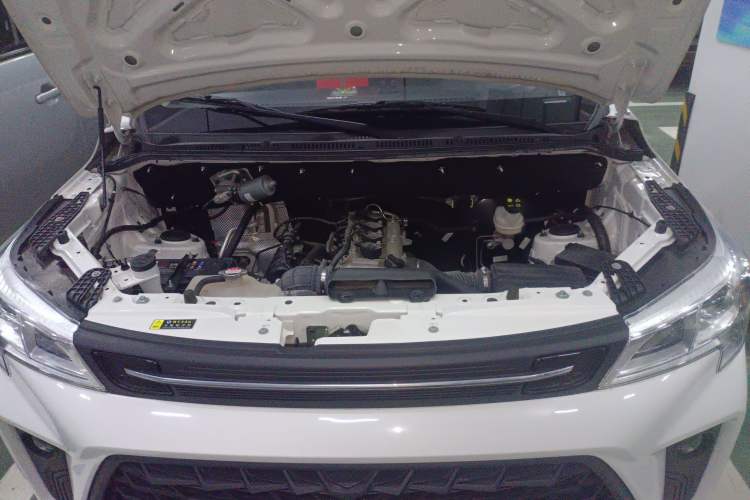 Used Dongfeng Fengon 380 2022 1.5L Comfort-Class Passenger Vehicle (Steel Spring) with 7 Seats Engine Bay
