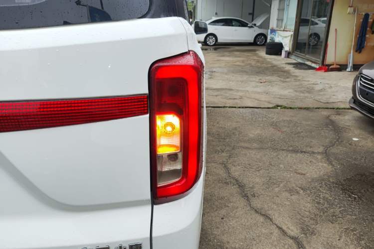 Used Dongfeng Fengon 380 2022 1.5L Comfort-Class Passenger Vehicle (Steel Spring) with 7 Seats Exterior 1
