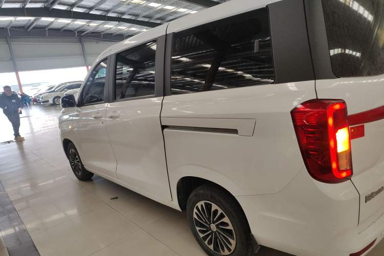 Used Dongfeng Fengon 380 2022 1.5L Comfort-Class Passenger Vehicle (Steel Spring) with 7 Seats Exterior 3