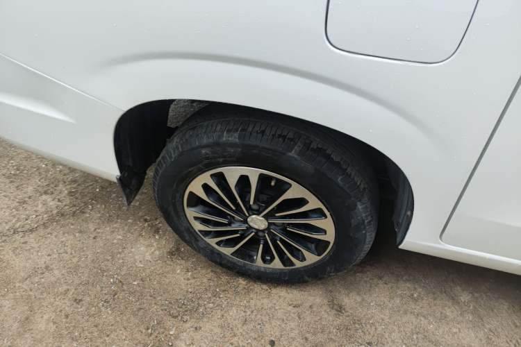 Used Dongfeng Fengon 380 2022 1.5L Comfort-Class Passenger Vehicle (Steel Spring) with 7 Seats Exterior 3