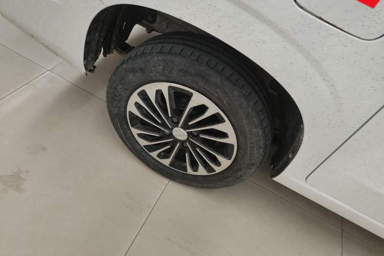 Used Dongfeng Fengon 380 2022 1.5L Comfort-Class Passenger Vehicle (Steel Spring) with 7 Seats Exterior 8