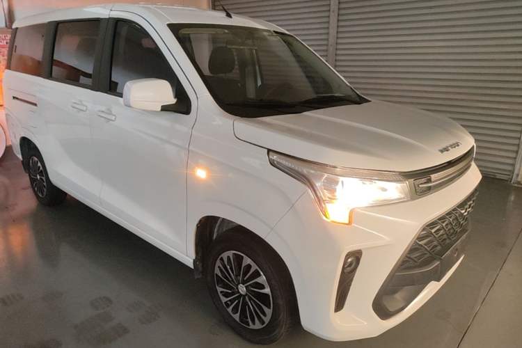 Used Dongfeng Fengon 380 2022 1.5L Comfort-Class Passenger Vehicle (Steel Spring) with 7 Seats Front Right 45 Deg