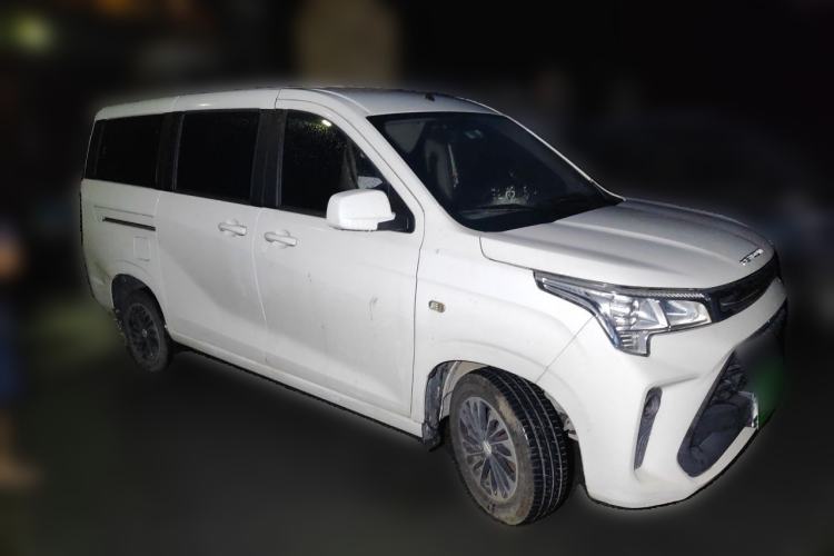 Used Dongfeng Fengon 380 2022 1.5L Comfort-Class Passenger Vehicle (Steel Spring) with 7 Seats Front Right 45 Deg