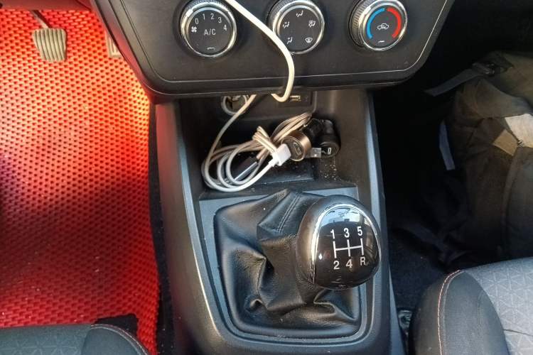 Used Dongfeng Fengon 380 2022 1.5L Comfort-Class Passenger Vehicle (Steel Spring) with 7 Seats Gear Lever