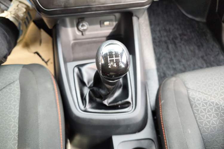 Used Dongfeng Fengon 380 2022 1.5L Standard Edition 7-Seater Passenger Vehicle Gear Lever